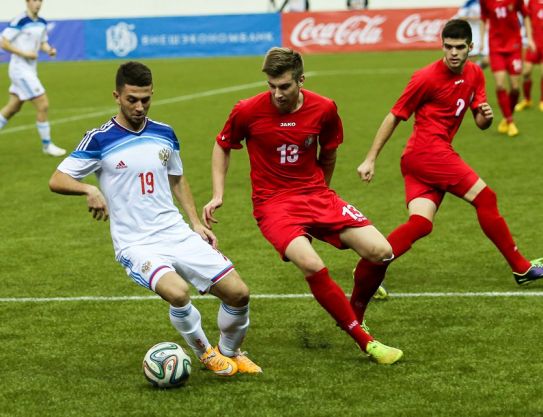 Молодёжная сборная упускает победу в матче с Россией