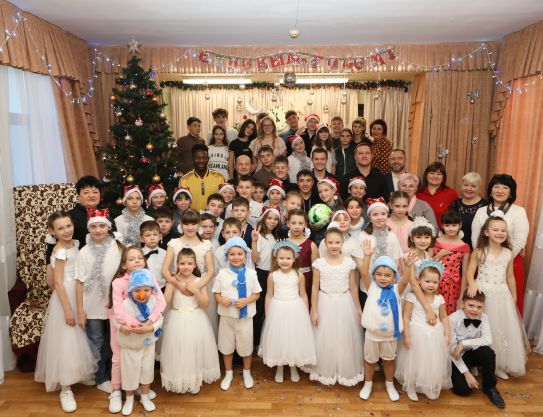 Подарки и радость детям