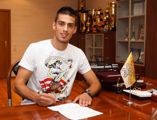 Defensa serbio Vujadin Savic firmó un contrato con el "Sheriff"